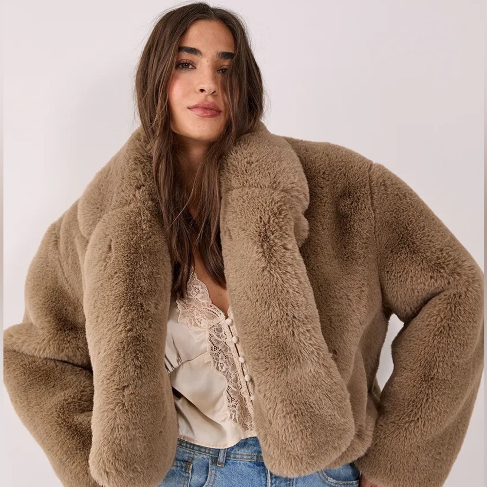New! Cropped Collar Faux Fur Jacket